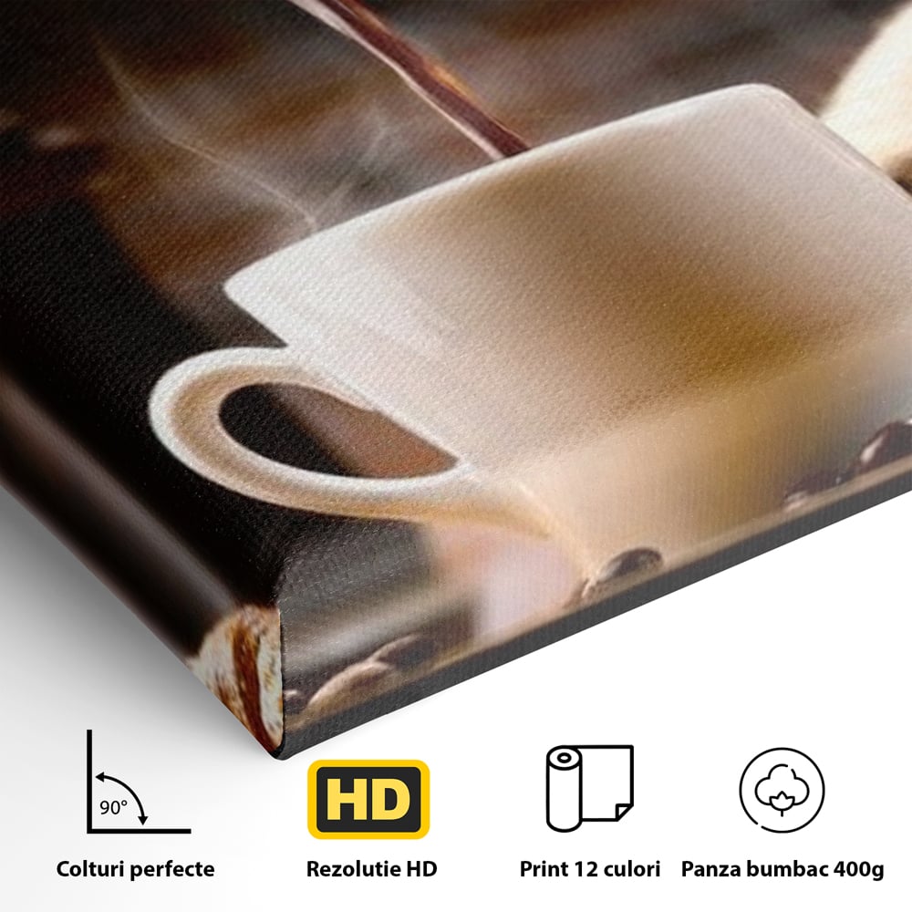 Detaliu al suprafetei: tablou canvas cu ceasca de cafea si boabe, fara rama, pe sasiu de lemn